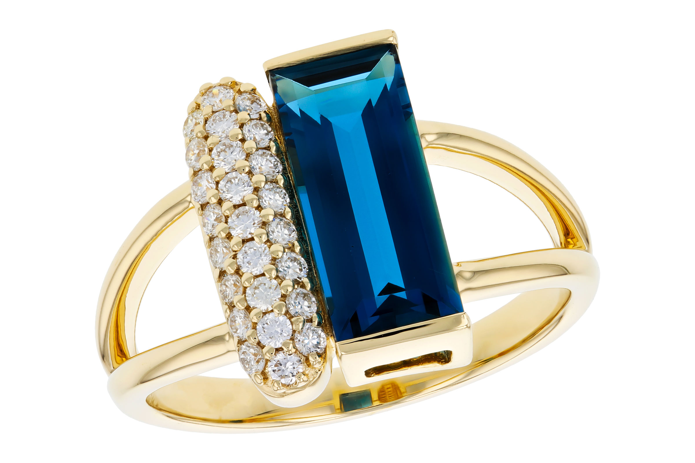 B312-20754: LDS RG 2.67 LONDON BLUE TOPAZ 2.92 TGW (12x5MM BT)